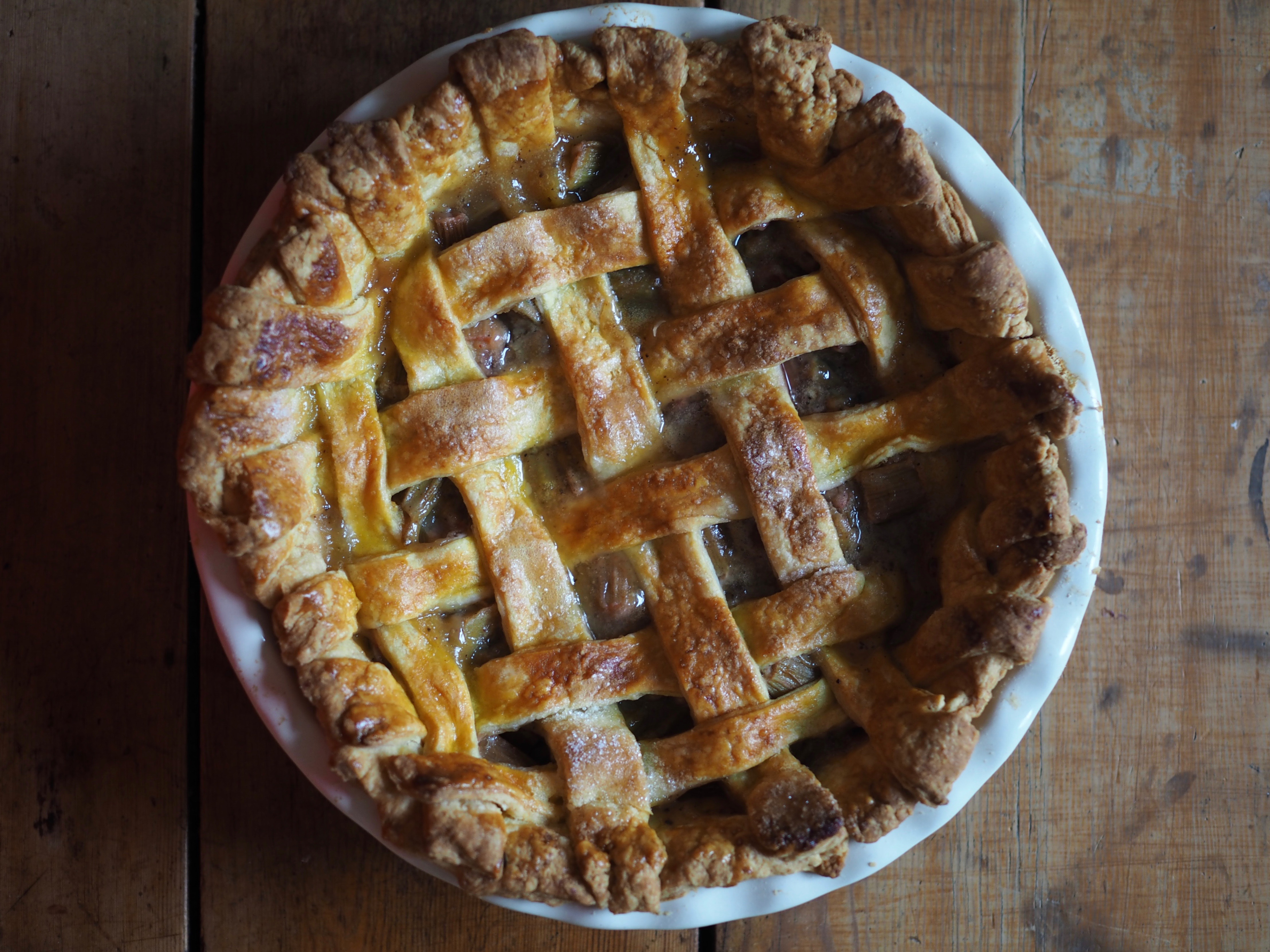 Rhubarb & Juniper Pie (Rabarbrapai med Einebær)