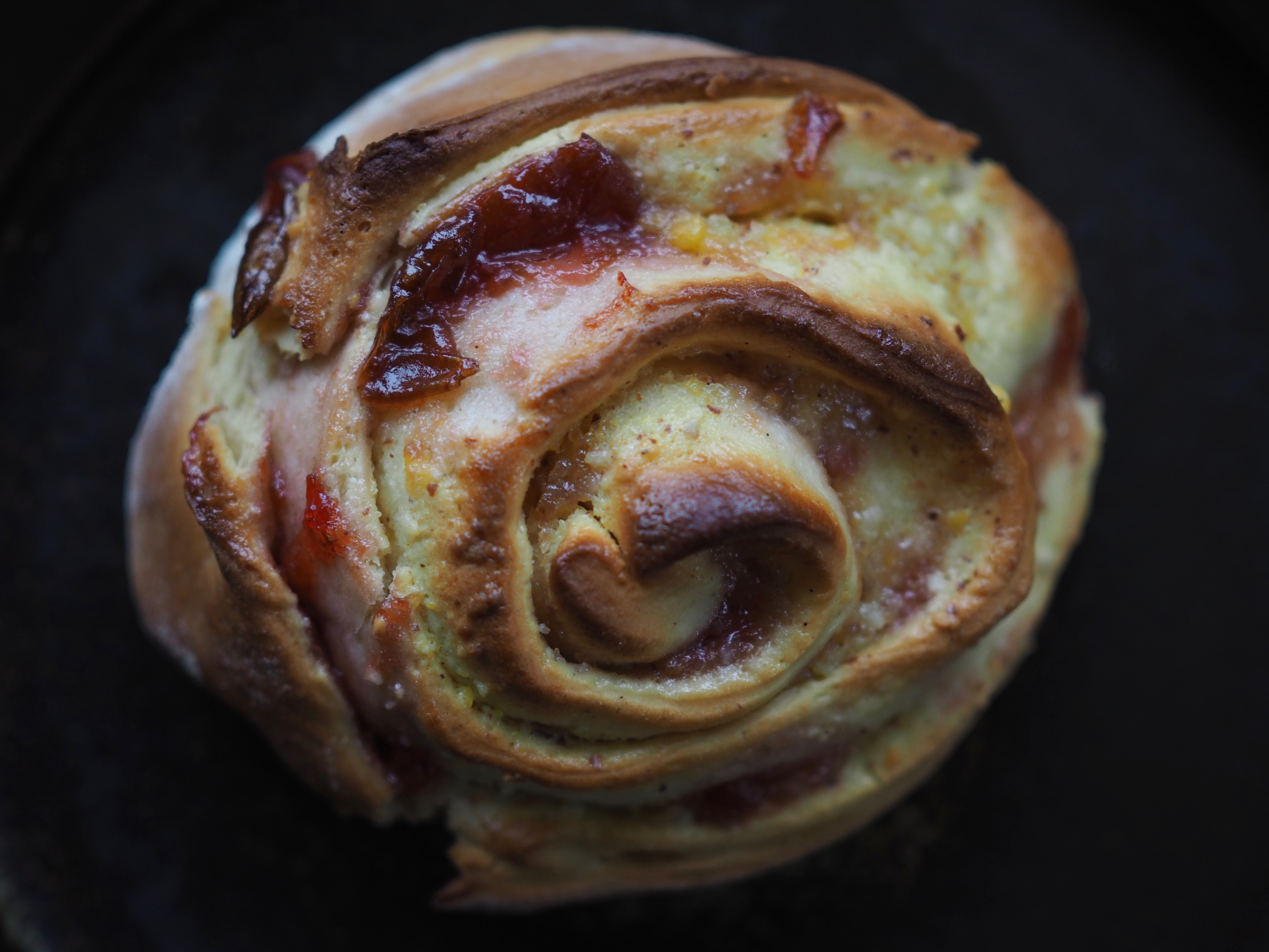 Snurrer with Plums and Almond Custard