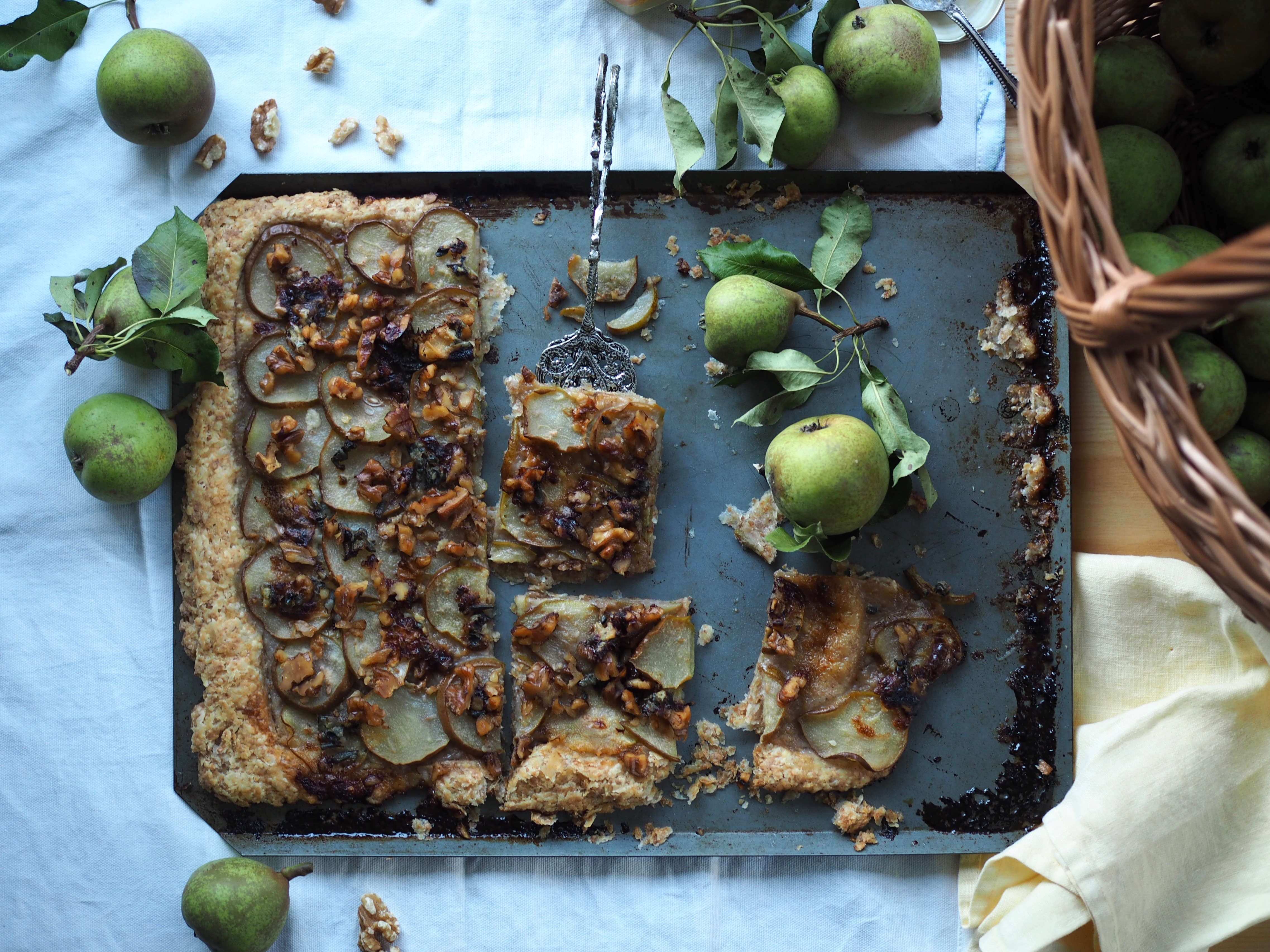 Rustic Pear Tart with Blue Cheese, Honey & Walnuts (Pæreterte)