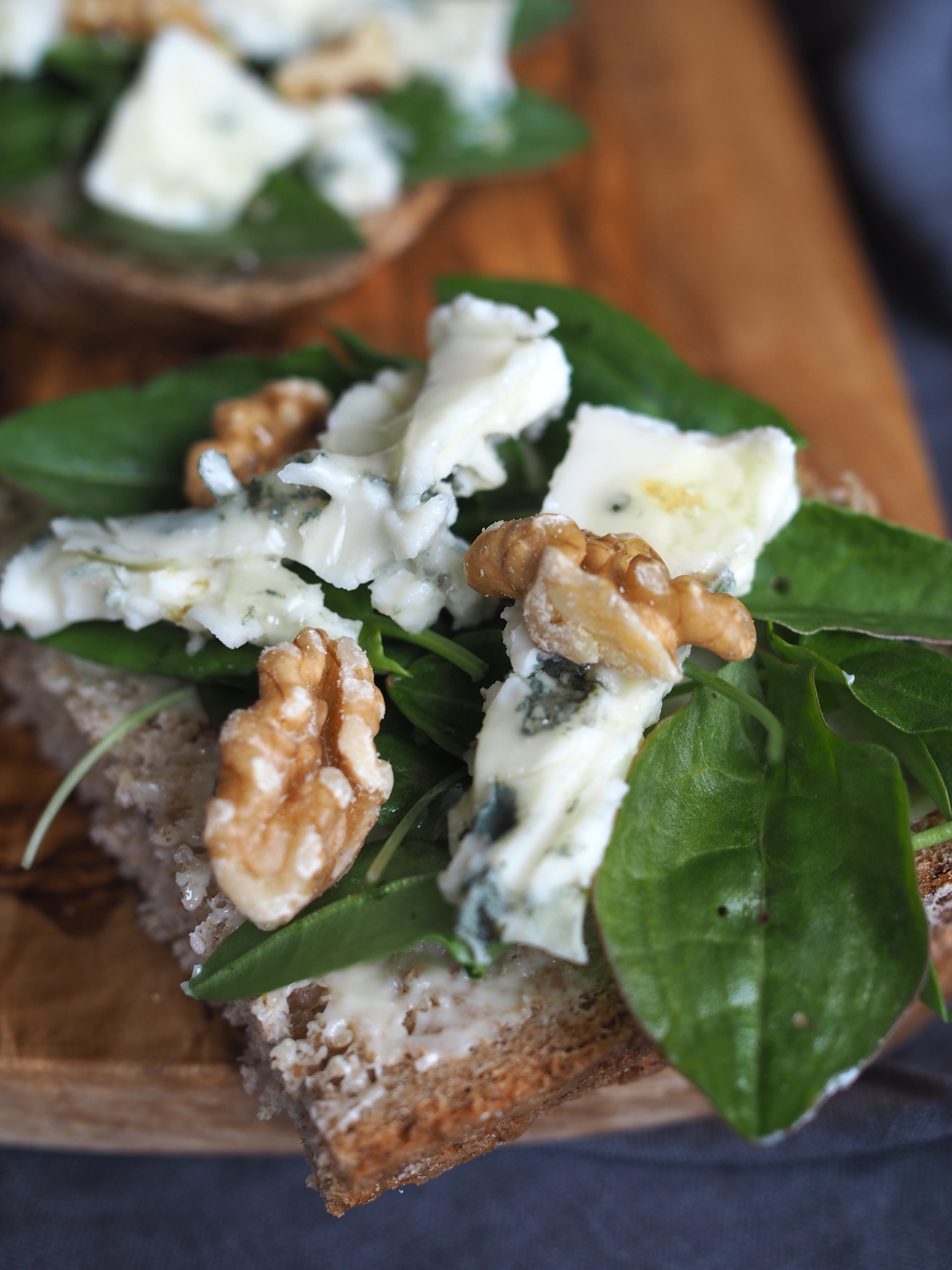Sorrel & Blue Cheese Smørbrød (Engsyresmørbrød med Blåmuggost)