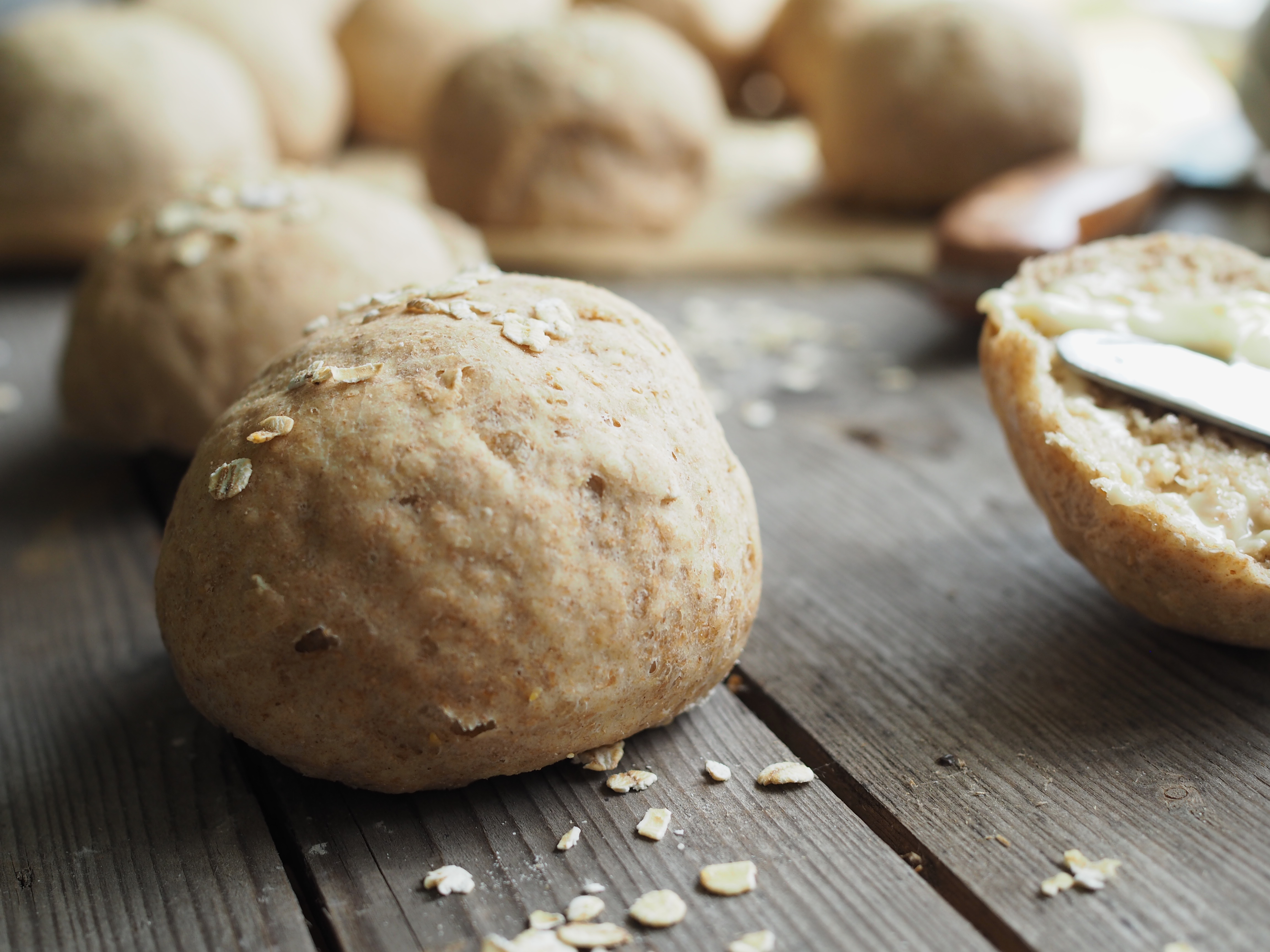 Crusty Rolls with Oats (Rundstykker med Havregryn)